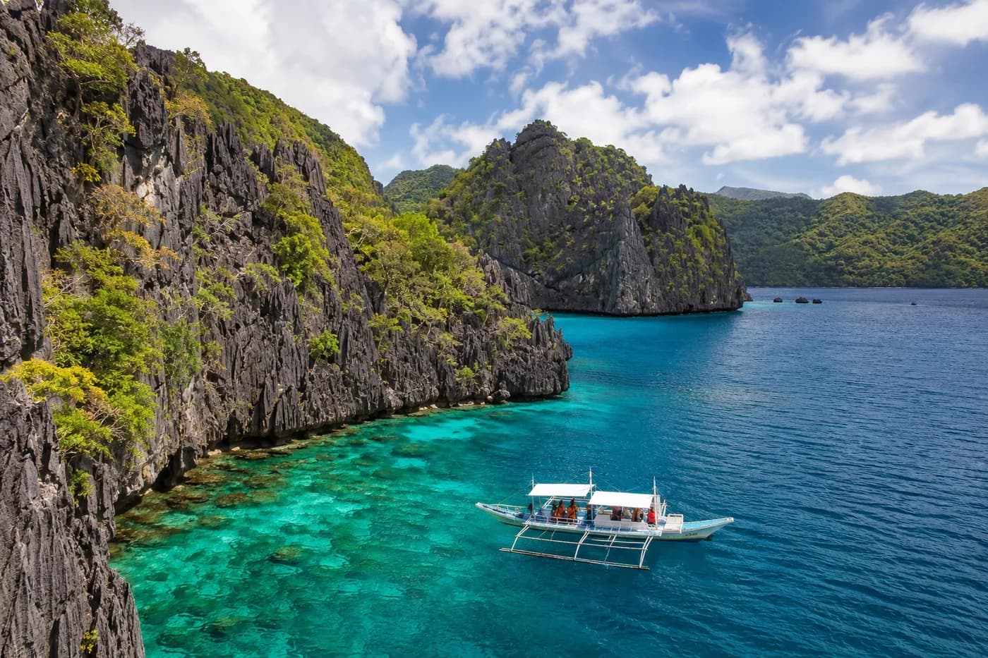 Limestone islands and clear blue water in Palawan